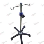 پایه سرم کنار تخت بیمارستانی چرخ دار